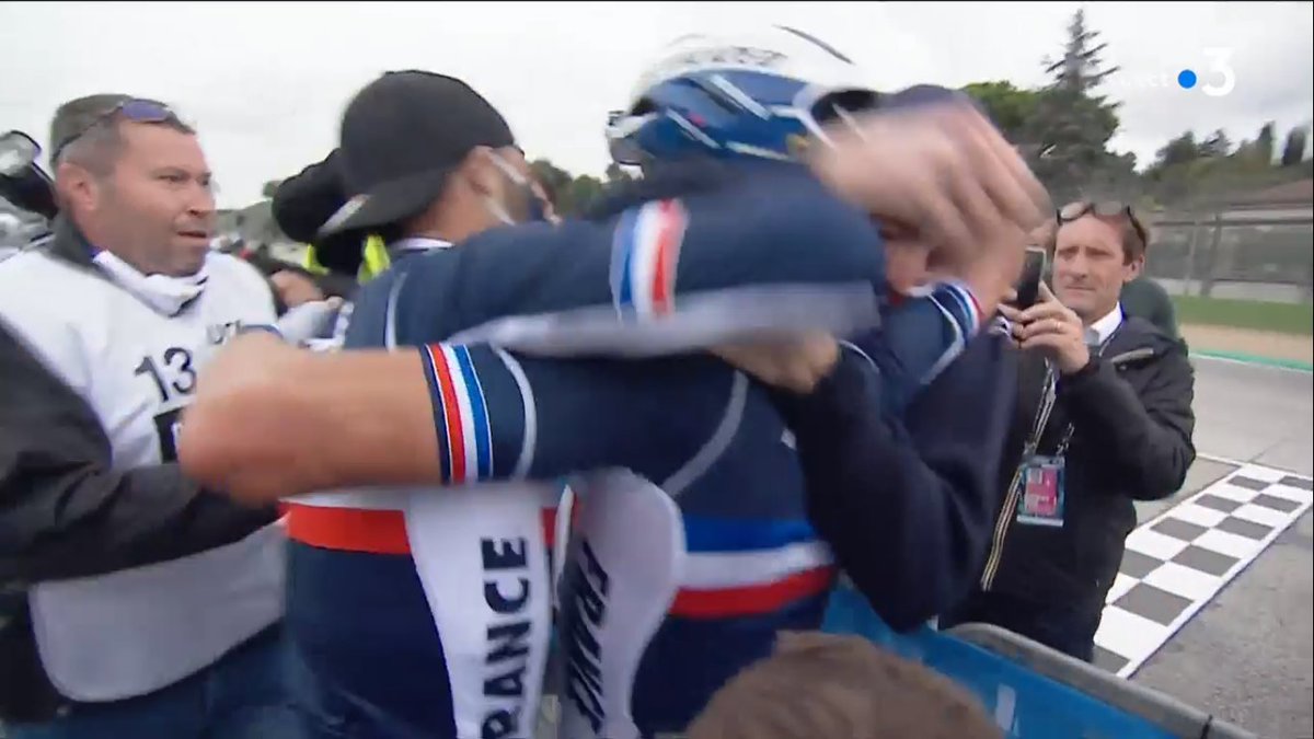 LeGruppetto's tweet photo. L'accolade avec les autres Français pour Julian Alaphilippe ! 23 ans après Laurent Brochard, la France décroche à nouveau le titre mondial. #Imola2020 https://t.co/S8KYUTdz1g