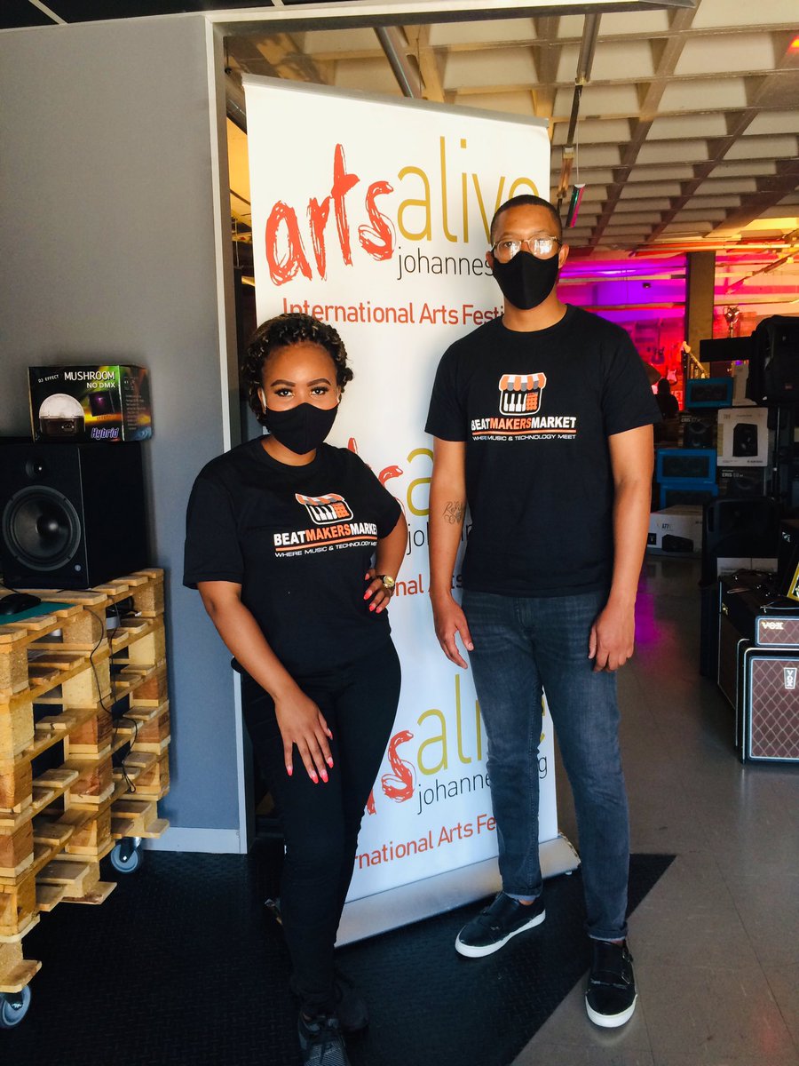 Afroflame_Ent's tweet photo. Adjusting to the new normal &amp; excited to be back at it!👊🏽😷 #host #hostess #ambassadors https://t.co/Xe4tQP2hzg