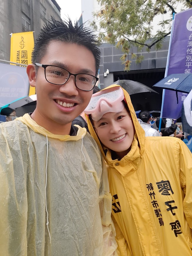 As for the politicians, DPP's Sun-Han Hung was the only legislator showed up. Two city councilors, Zih-Ci Liao (NPP) from Hsinchu, and Yu-Fen Huang from Taipei (only a short appearance) also attended the rally. My photo with councilor Liao. (8/9)