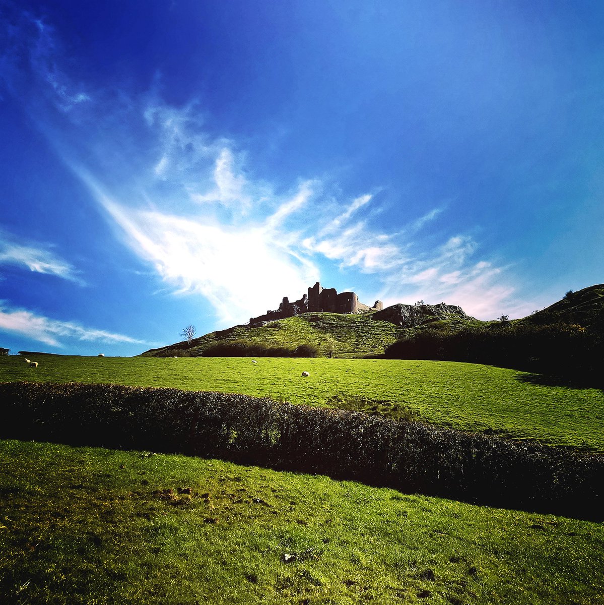 #carregcennencastle #castellcarregcennen & #taircarn #taircarnisaf @BreconBeaconsNP #beaconsway #cerdded #walking #ramblers #rambling @ramblers_cymru @ramblersgb  #wellness #wellbeing @S4Ctywydd @BBCWthrWatchers @DerekTheWeather @CTywydd @SteffGriff @OwainWynEvans @behnazakhgar