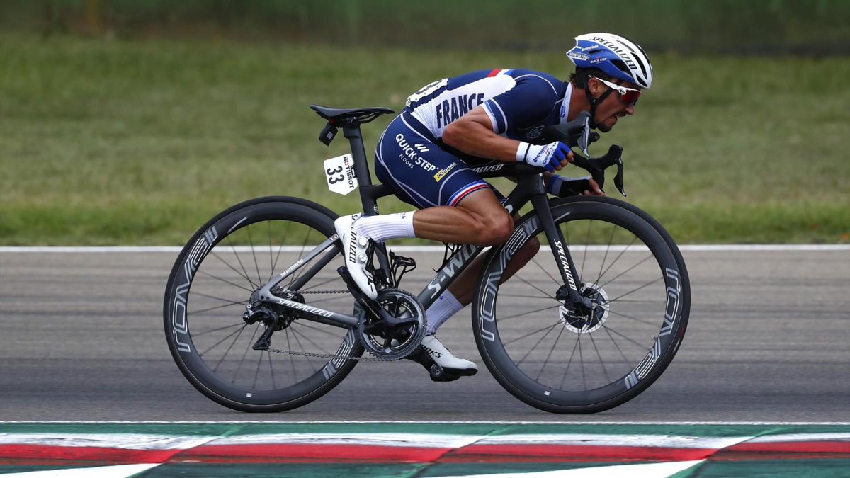 jontolest's tweet photo. 🌈 Monsieur 🎩

#MotoJulianGPAlaphilippe 

📸 Eurosport https://t.co/vvJDwS6LwQ