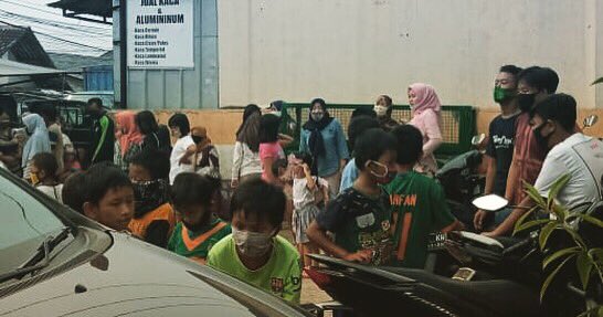 pasargratisbgr's tweet photo. Citeureup keos, kemarin. Kami sempat kaget, ketika sesampainya di tempat lokasi lapakan. Ternyata sudah ramai warga menunggu — ada ibu ibu bertanya “wah mas dari pasar gratis bogor itu ya.” Spontan kami kaget, bahwa ternyata informasi kita disosial media tersebar luas. - https://t.co/Rfb77gnqKJ
