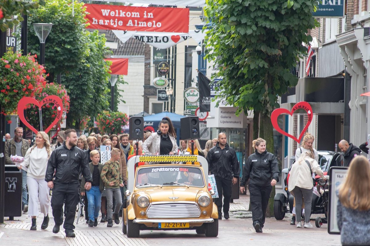 KevinKel1's tweet photo. EVENEMENT 🚨| De binnenstad van Almelo omgetoverd tot een grote catwalk met dienstverlening van National Safety Security Group @NSSG_SafeSecure  ✅  #almelo #fashion #event https://t.co/hMfn9HFbVf