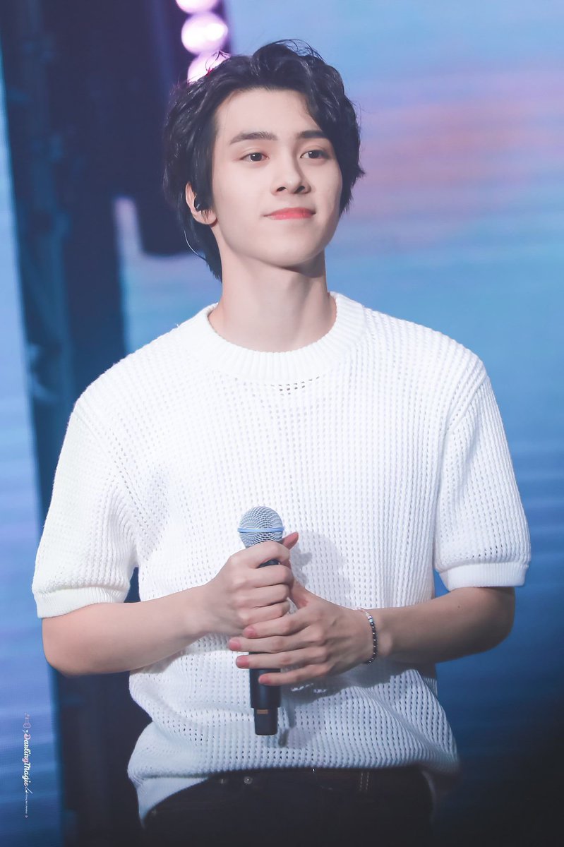 yeosangshie's tweet photo. HAPPY BIRTHDAY HENDERY!! 💗💗#nct #nctwayv #wayv #nct2020 #hendery #wongkunhang #henderynct https://t.co/EMZxpEADnQ