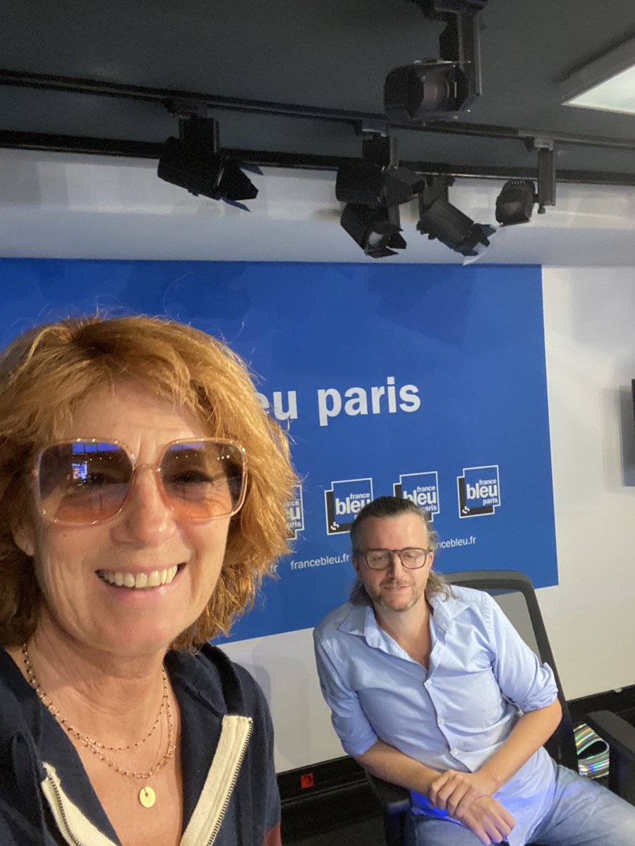 veroniquegenest's tweet photo. On commence dans 5 minutes. #RadioBleu #Happyhourweekend #coteCulture avec @benoitprospero et on va parler théâtre https://t.co/NByceWQpMr