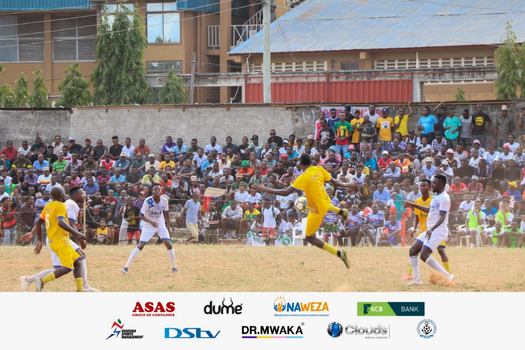 CloudsMediaLive's tweet photo. #NdondocupUpdates: #HalfTimeKinesi #BandaFC 1-0 #MabiboMarket.

#Tunatoboa.

#NdondoCup2020 #Tunatoboa  kwa nguvu kubwa ya @kcbbanktz @nawezatz @dumecondoms @asas_dairies @dr.mwaka @dstvtanzania @shadakasports na @atcbtanzania https://t.co/0Icmz1KkmK