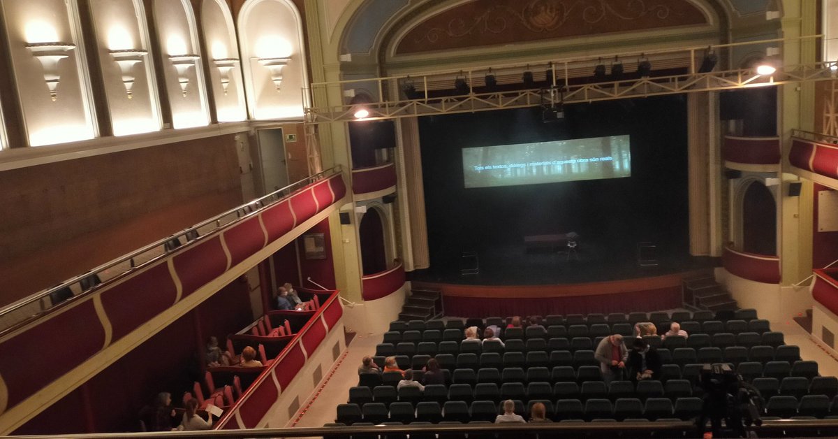LA REVELACIÓ 1.0 a <a href="/TATarrega/">Teatre Ateneu Tàrrega</a> Molt emocionant veure com entraven al teatre les primeres persones. No els van aturar ni la covid, ni el vent gelat que feia. El cap de setmana vinent a Tarragona, funcions a la  <a href="/Sala_Trono/">Sala Trono Tarragona</a> 2,3 i 4 d'Octubre! 
Molt agraït a tot l'equip