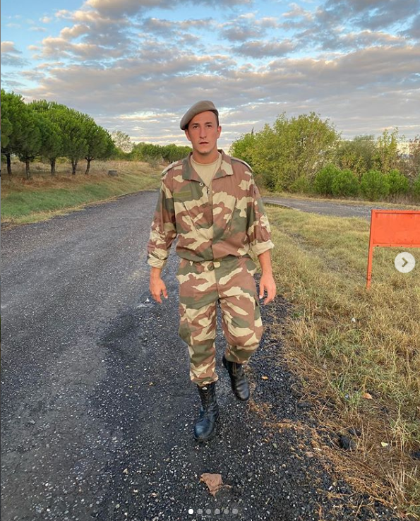 ExxenMagazin's tweet photo. Survivor'da dördüncü olan Berkan Karabulut, askerlik görevini tamamladı. 1 aylık vatani görevinin ardından sosyal medya hesabından fotoğraflarını paylaşan Berkan, '1 ay da olsa görevimi yerine getirdiğim için çok mutlu onurlu ve gururluyum... ' dedi. #survivor #berkankarabulut https://t.co/rpTNwjY6FY