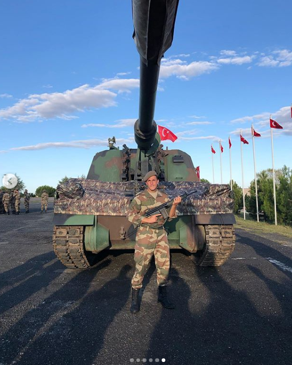ExxenMagazin's tweet photo. Survivor'da dördüncü olan Berkan Karabulut, askerlik görevini tamamladı. 1 aylık vatani görevinin ardından sosyal medya hesabından fotoğraflarını paylaşan Berkan, '1 ay da olsa görevimi yerine getirdiğim için çok mutlu onurlu ve gururluyum... ' dedi. #survivor #berkankarabulut https://t.co/rpTNwjY6FY