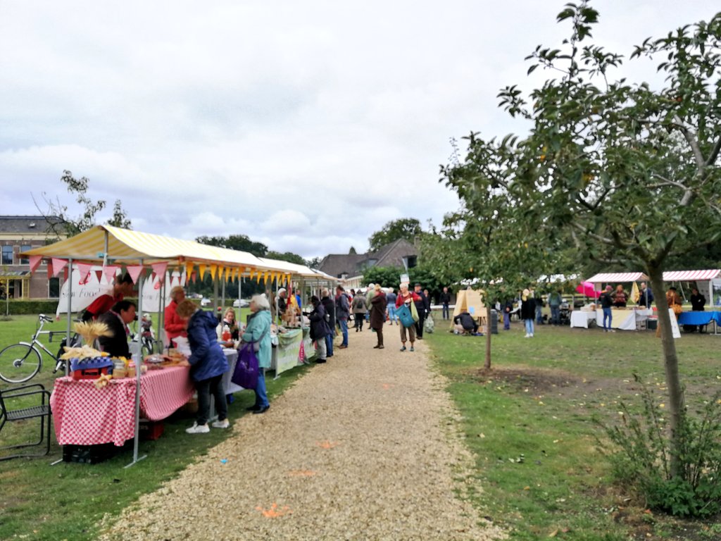 groeninarnhem's tweet photo. Dat was leuk! Arnhemse Groen Markt, een groene super-markt @Sonsbeekpark @Molenplaats! Met de geweldige @arnhemtuiniert @Bloemenindetuin @tuinvandeburen @GroenArnhem @sanneblok @ArnhemsKlimaat @PlantisKoning @herenboeren @Rijnzoet @ArnhemAan en nog veel meer! Bedankt allemaal! 💚 https://t.co/vIVQz5TP0H
