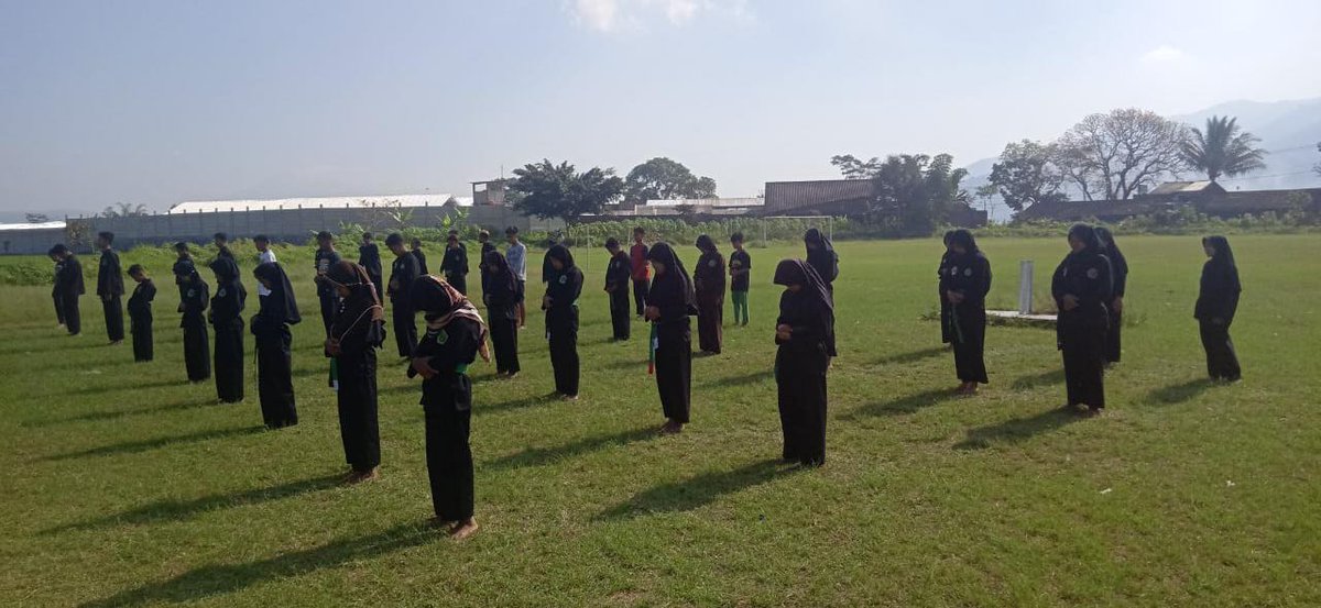 Pagarnusakabmgl's tweet photo. Latihan rutin #pagarnusa #grabag #kabmagelang #jateng #nu @PagarNusa_NU @pcnukabmagelang https://t.co/fEWVv2lBi7