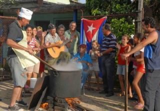 Vicente73977721's tweet photo. Aunque no festejemos con la caldosa de mi barrio, los cubanos estamos orgullosos de ser cederistas y más Unidos que nunca porque en cada barrio Revolución! #Cuba #SomosDelBarrio #MiCasaMiBarrio #CDR https://t.co/vtE3YOU9F2