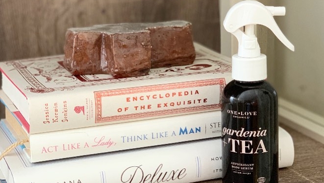 Oneloveorganics's tweet photo. Ultra-light and easily absorbed, Gardenia + Tea Antioxidant Body Serum can be used alone or layered with your favorite sunscreen or lotion for an intensely hydrating treatment. ⁠
#suncare #organicskincare #gardeniaandtea #bodyserum #antioxidants #glowingskin https://t.co/J4tQQoedfy