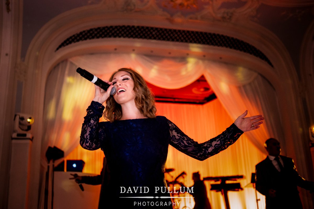 As much as we love the party set, there is also something incredibly magical about the dinner sets. The @thesavoylondon ballroom was the perfect setting on this occasion ✨