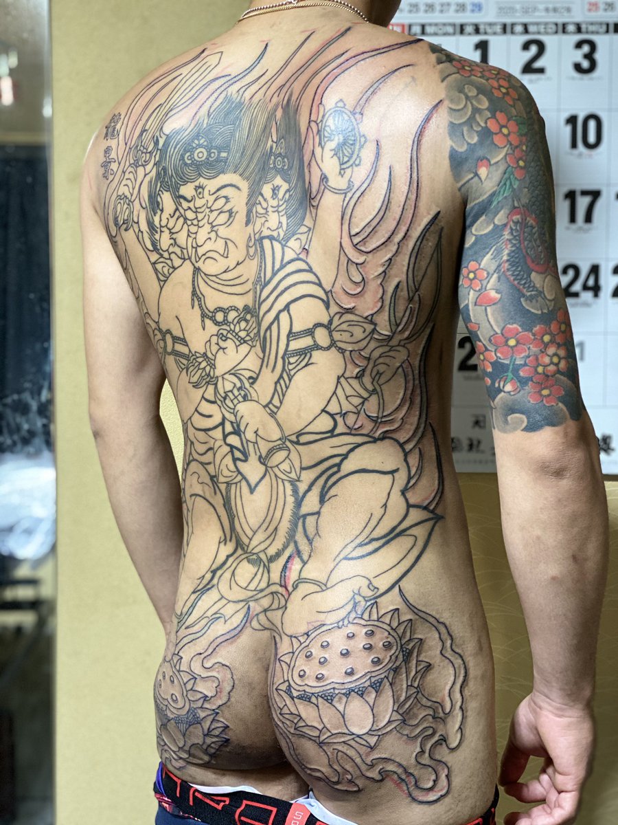 彫つな一門 姫路刺青師 龍景 Twitterissa 金剛夜叉明王 筋彫り終わりました お疲れ様でした T Co W7ns9bjdwa