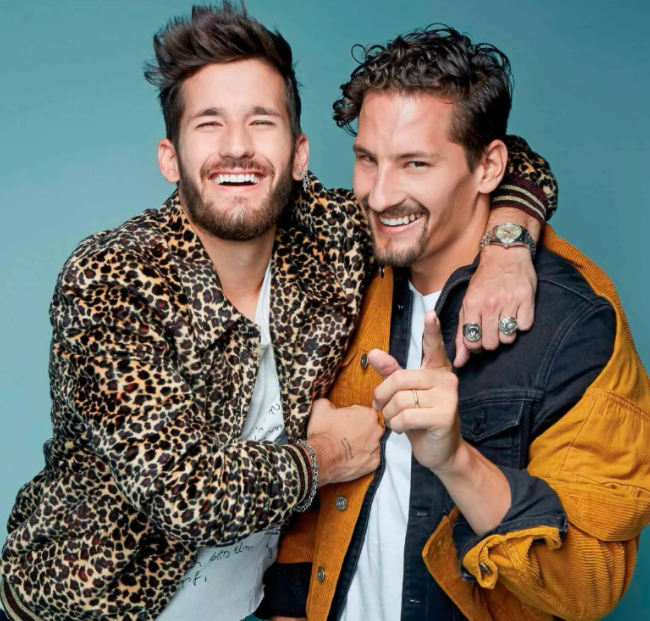 Ponle ritmo al domingo con #Papás, el último tema de <a href="/MauYRicky/">Mau y Ricky</a> 💃  bit.ly/3kwhW3B