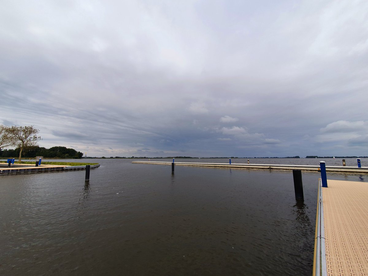 ArjaKastelein's tweet photo. Middagje #depotten #vakantiegevoel #snekermeer #fryslรขn #herfst #mooieluchten #wolkenlucht droog gebleven gelukkig.... ๐ https://t.co/OauIzg1IbK