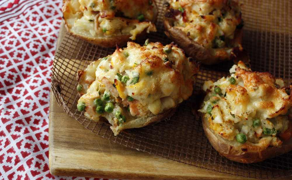 With the change in temperature it o'fish'ally feels like Autumn is here. It's the time of year for comfort foods and these fish pie potato skins are shrimply delicious #recipeoftheday #seafoodrecipe  thegillsgals.com/blog/fish-pie-…