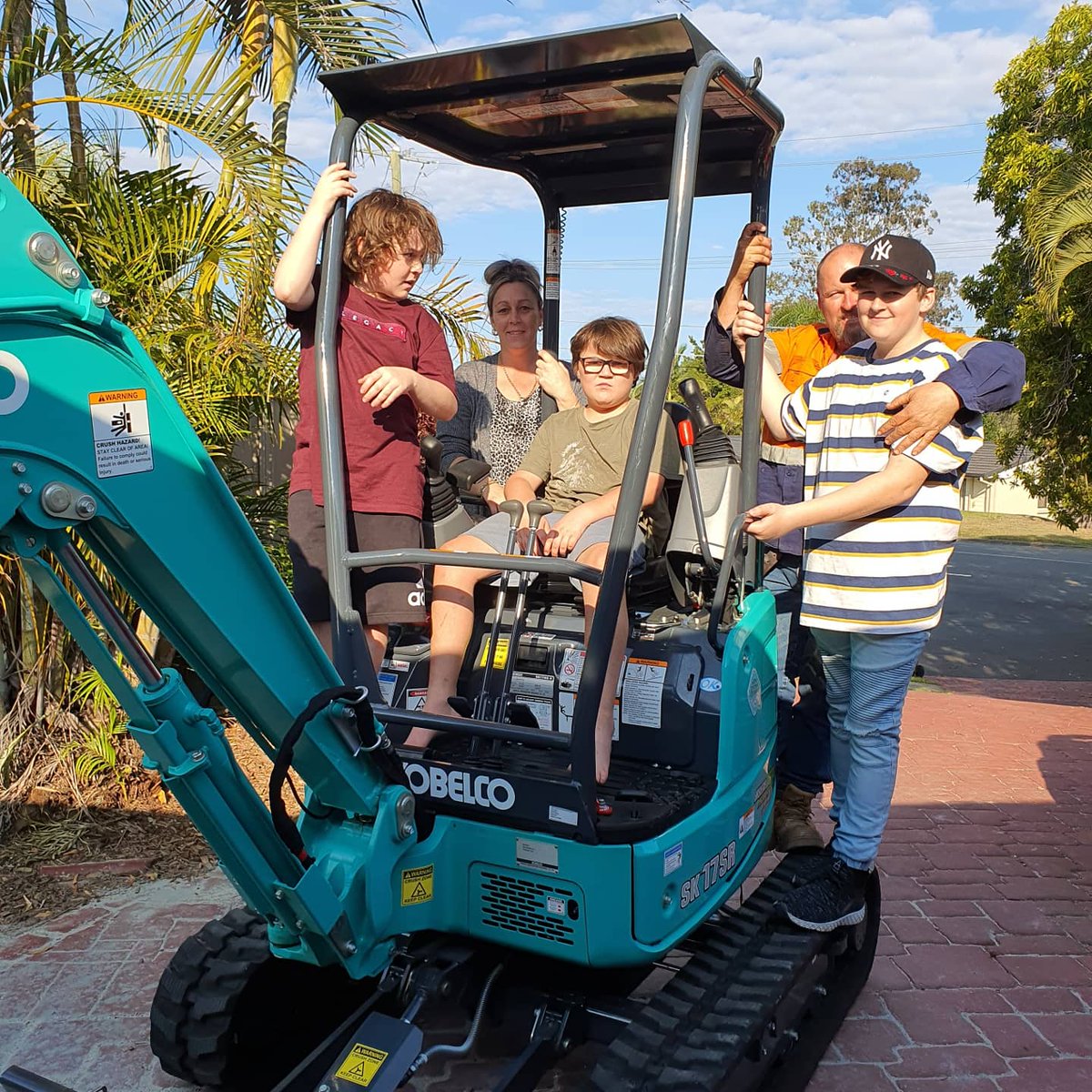 BVMachinery's tweet photo. The Robertson Family all jumping in to have a go of their New Kobelco SK17SR-5 😃 https://t.co/9tf2A5sKBk