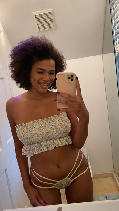 are you even a sex worker if your puff bar isnt in the picture?!🙃🤣 https://t.co/Alz58bzeo5<a href="/tag/mvsales"class="tags"><span>#mvsales</span></a>