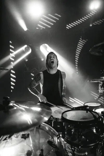BSteeves_22's tweet photo. Just a little boy trying to be like his favorite drummer @joshuadun 
#twentyonepilots #joshdun #TylerJoseph @twentyonepilots @tylerrjoseph https://t.co/rj2xyb2b1C