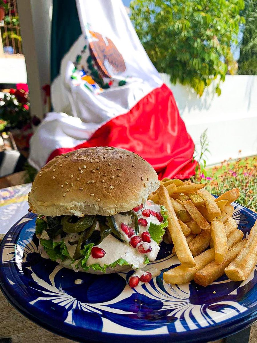 FactoryPepe's tweet photo. Así despedimos a la invitada del mes la BURGER PATRIÓTICA #VivaMexico #ConsumeLocal #qro https://t.co/jg88S3a9DO