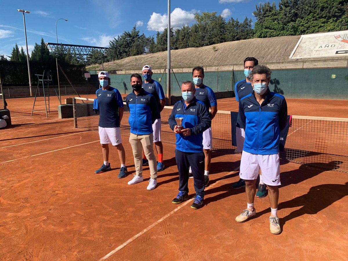 MurciaClubTenis's tweet photo. 🥇🇪🇸 ¡Somos campeones de #España +35! 🏆🎾 Felicidades a Juan Antonio Marín, Antonio Alcaraz, Rafa Villacorta, Pedro Cánovas, Ángel Alonso y el capitán Florencio Soto 👏😃

➡️ Victoria 4-3 sobre el Club Internacional de #Madrid. https://t.co/afobmcPc8g