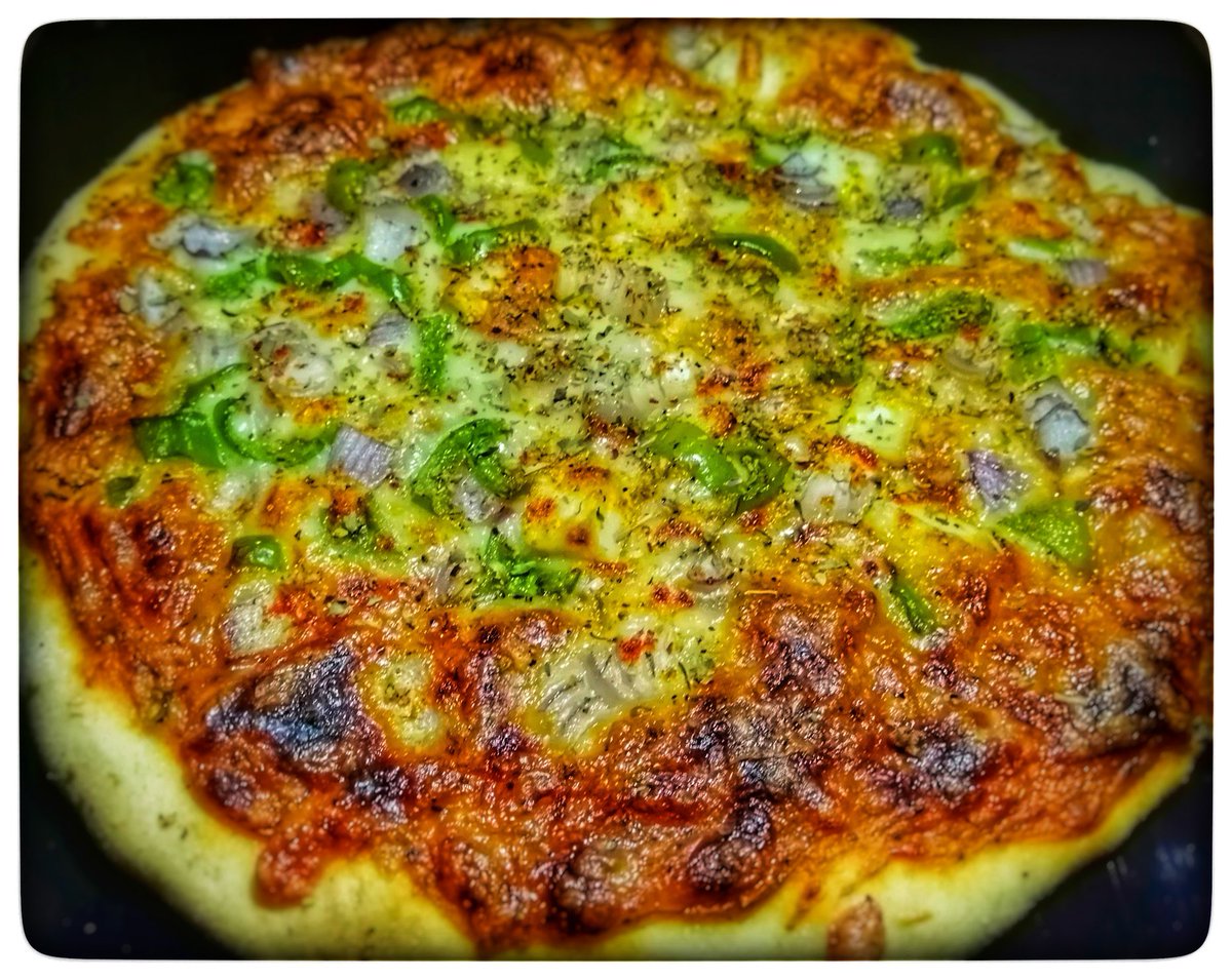 chef_aesthetic's tweet photo. Chilli veg pizza #food #amulthetasteofindia #mozzarellacheese https://t.co/AXdj1VRz1k