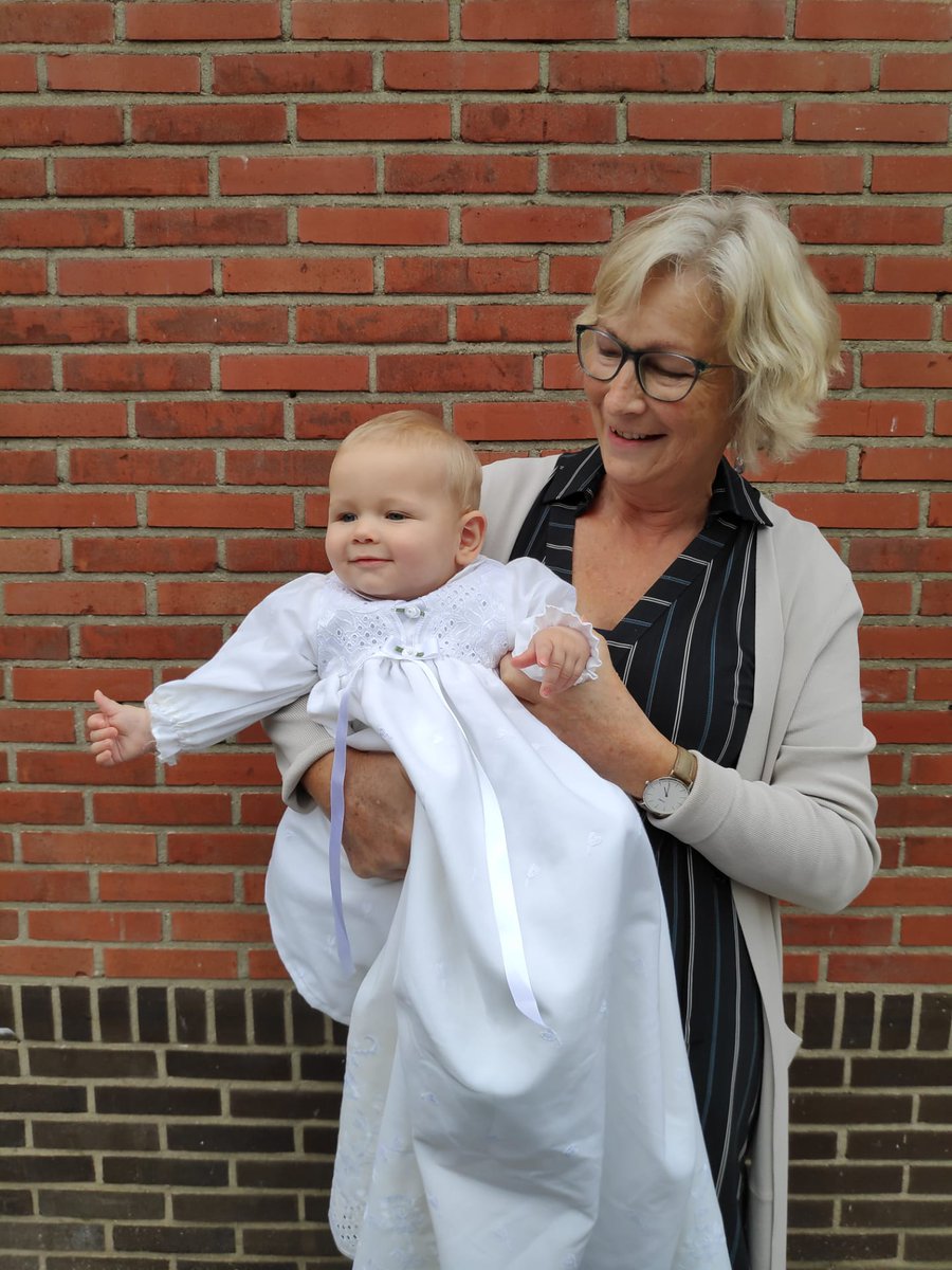 Zijn #trouw van generatie op generatie 🧡 Ezra, je hoort bij God, zoals wij, je ouders, bij Hem horen. Vandaag dan je #doopdienst, zo intiem, mooi, zo bijzonder, zo dankbaar. 
Naar binnen gebracht door oma✨
'Ik heb je bij je naam geroepen, je bent van Mij.' 
#verbond  #dopen