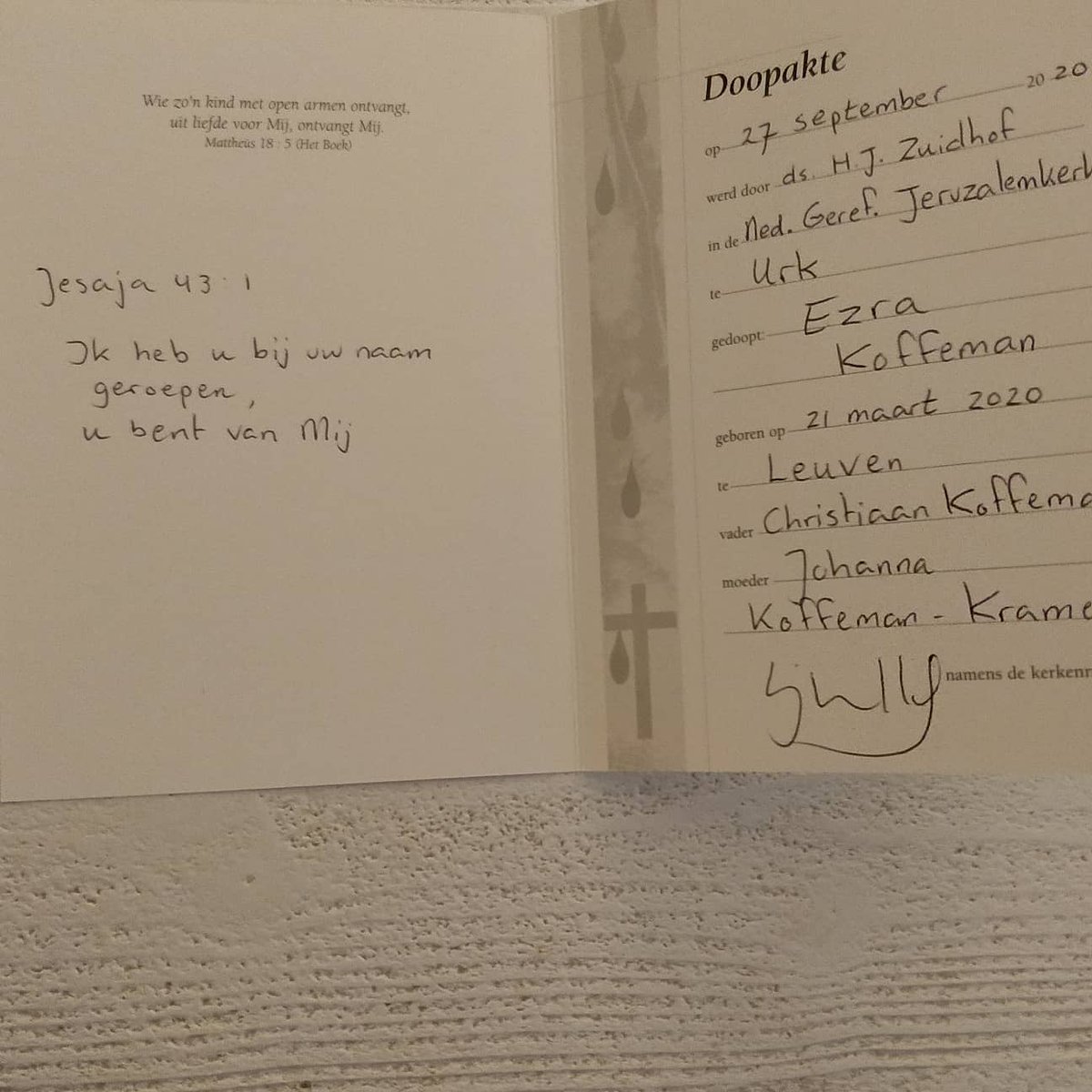 JohannaKramerEP's tweet photo. Zijn #trouw van generatie op generatie 🧡 Ezra, je hoort bij God, zoals wij, je ouders, bij Hem horen. Vandaag dan je #doopdienst, zo intiem, mooi, zo bijzonder, zo dankbaar. 
Naar binnen gebracht door oma✨
'Ik heb je bij je naam geroepen, je bent van Mij.' 
#verbond  #dopen https://t.co/gQjVjpjkUf