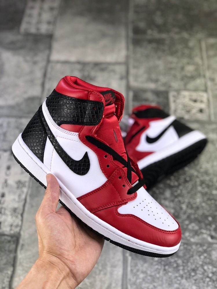 #MJMONDAYS DM RAFFLE RELEASE 

AJ RETRO 1 ”Smoke Grey” &amp; ”Satin Snake” raffle 

🚨OPEN NOW 🚨

To Qualify: 
1. Tag 3 friends 
2. Be following <a href="/TheClosetInc/">The Closet Inc.</a> 
3. DM your email and size 

Winners will be announced Monday at 3PM 

🇨🇦 ONLY