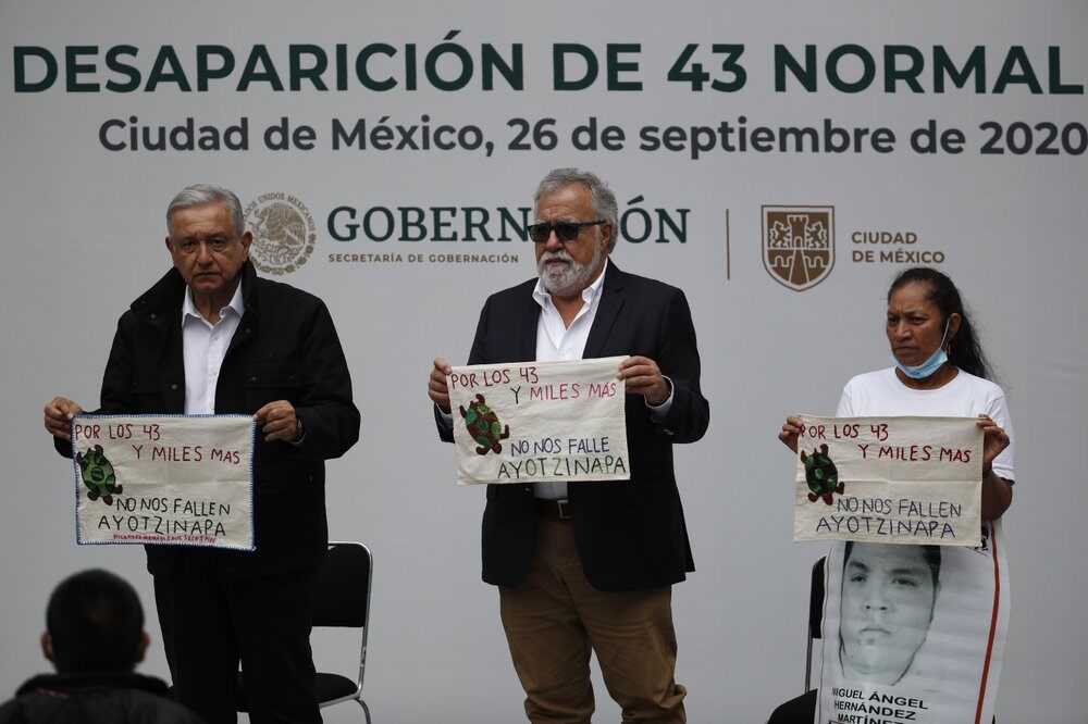 Mexican authorities issue warrants for military, police allegedly linked to disappearance of 43 students Photo 