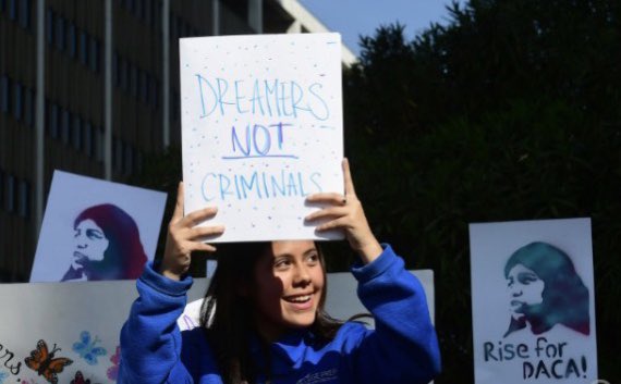 Por la educación y el futuro de los nuestros. 
#Dreamers #TuVotoCuenta
  (Foto cortesía de: Frederic J. Brown / AFP - Getty Images)
