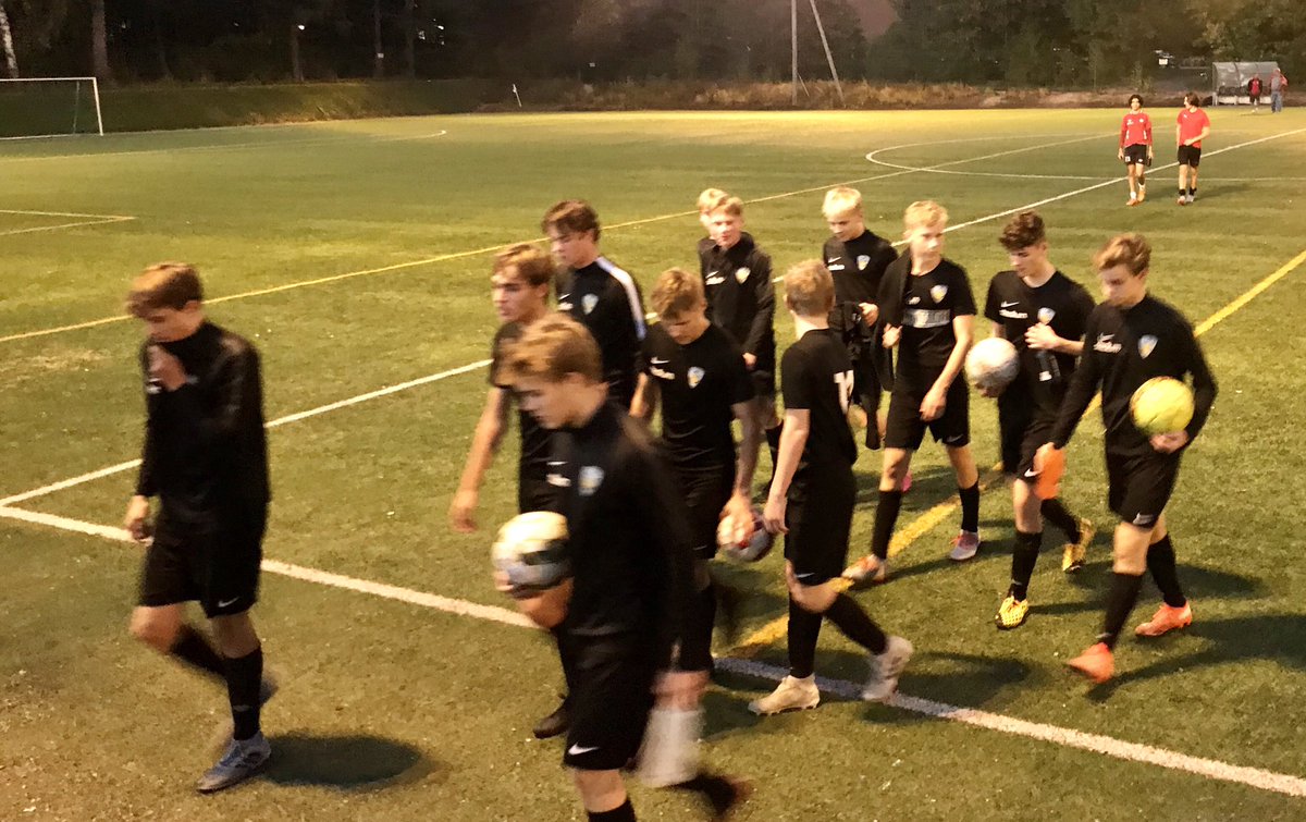 Alun tahmeuden jälkeen lähti rullaamaan ihan kivasti. Nättejä maaleja <a href="/kapa_B2/">KäPa B/2</a> vs. EPS/2 5-1