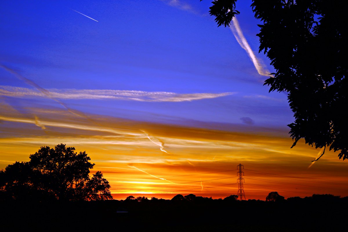 MeleeWilmslow's tweet photo. Must be time for a lovely #sunset #Mobberley #Wilmslow #cheshire @WilmslowWeather #soonbeXmas :) https://t.co/Ie4HSICZRk