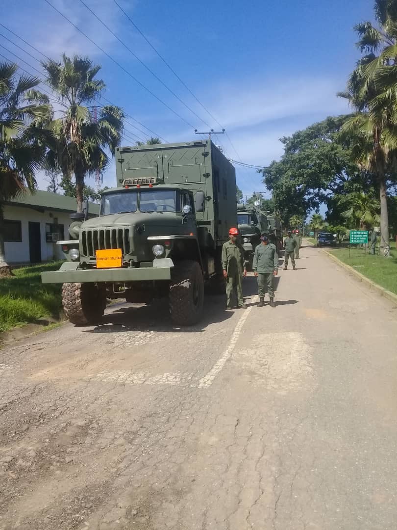 Vehículos logísticos del Ejército Bolivariano Ei8QVz8WAAAb2b2?format=jpg&name=medium