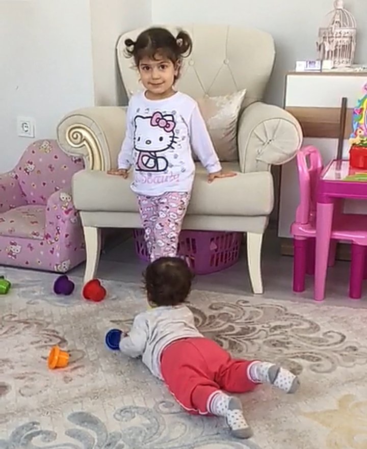 gergerliogluof's tweet image. Güne bir kötü haber daha düştü!

Bu zulümleri yapanlar bu çocuklara bakabiliyor mu?

Vicdanları hiç mi yok?

Sultan Ataş ve Eşi İbrahim Ataş tutuklandı 2 çoçukları var. Biri 1 diğeri 2 yaşında. Anne sütü ile beslendiği için küçük çoçuk huzursuz. Kaç gündür birşey yedirememişler.