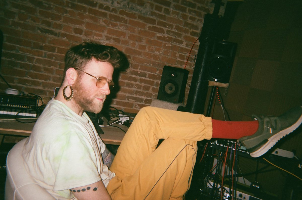 Hiyo! My new EP is OUT - give it some love ❤️ #newmusic #altpop #queer open.spotify.com/album/42ElW8YC…