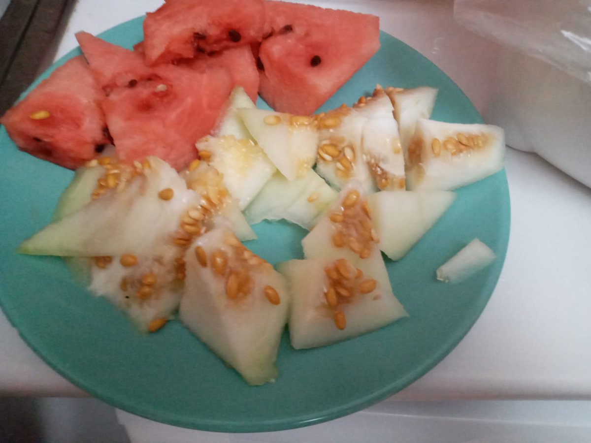 6 kadın arkadaş sofra kurmak istersiniz ve sen sen doğradığın kavundan dolayı artık arkadaşsızsındır(lanetli kavun ektedir)