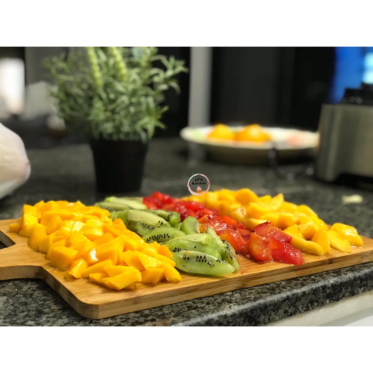 lf_kitchen12's tweet photo. Bon dimanche à tous ♥️ 
#foodlover #healthyfood #color #mangue #kiwi #prune #abricot #fruitlover #welcometomykitchen #lfskitchen https://t.co/0Rxer2aNY6