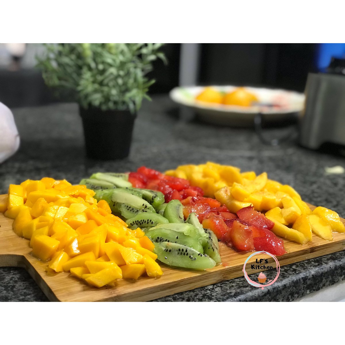 lf_kitchen12's tweet photo. Bon dimanche à tous ♥️ 
#foodlover #healthyfood #color #mangue #kiwi #prune #abricot #fruitlover #welcometomykitchen #lfskitchen https://t.co/0Rxer2aNY6