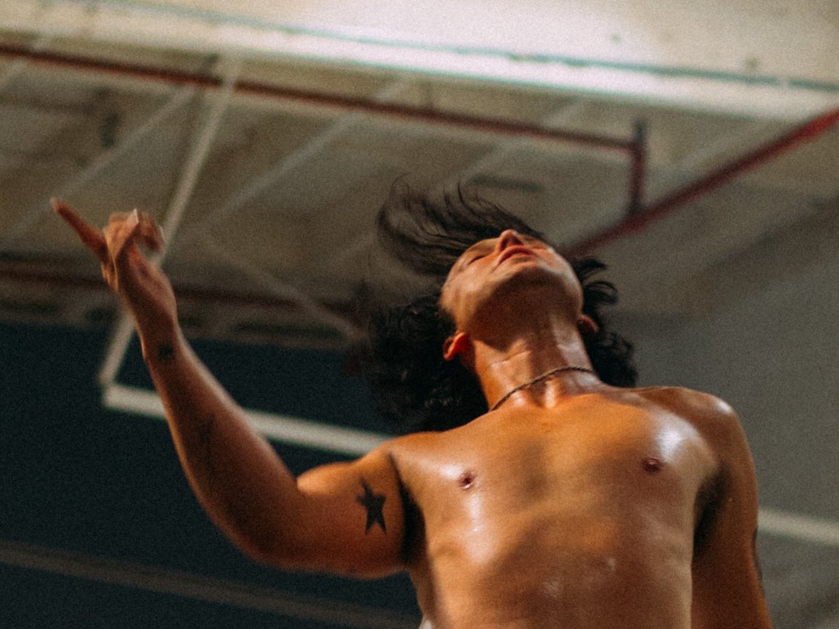 Ashton5SOS's tweet image. Hey skinny skinny 
Don’t you think about the future 
Hey skinny skinny too bad 
Hey skinny skinny 
Stop your thinking bout tomorrow 
You’ll never make it like that 
(Too bad)