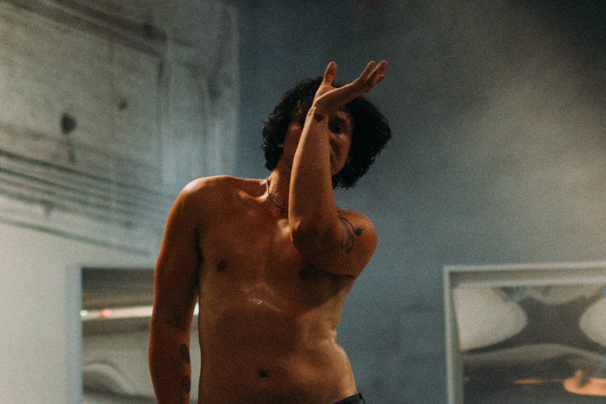 Ashton5SOS's tweet image. Hey skinny skinny 
Don’t you think about the future 
Hey skinny skinny too bad 
Hey skinny skinny 
Stop your thinking bout tomorrow 
You’ll never make it like that 
(Too bad)