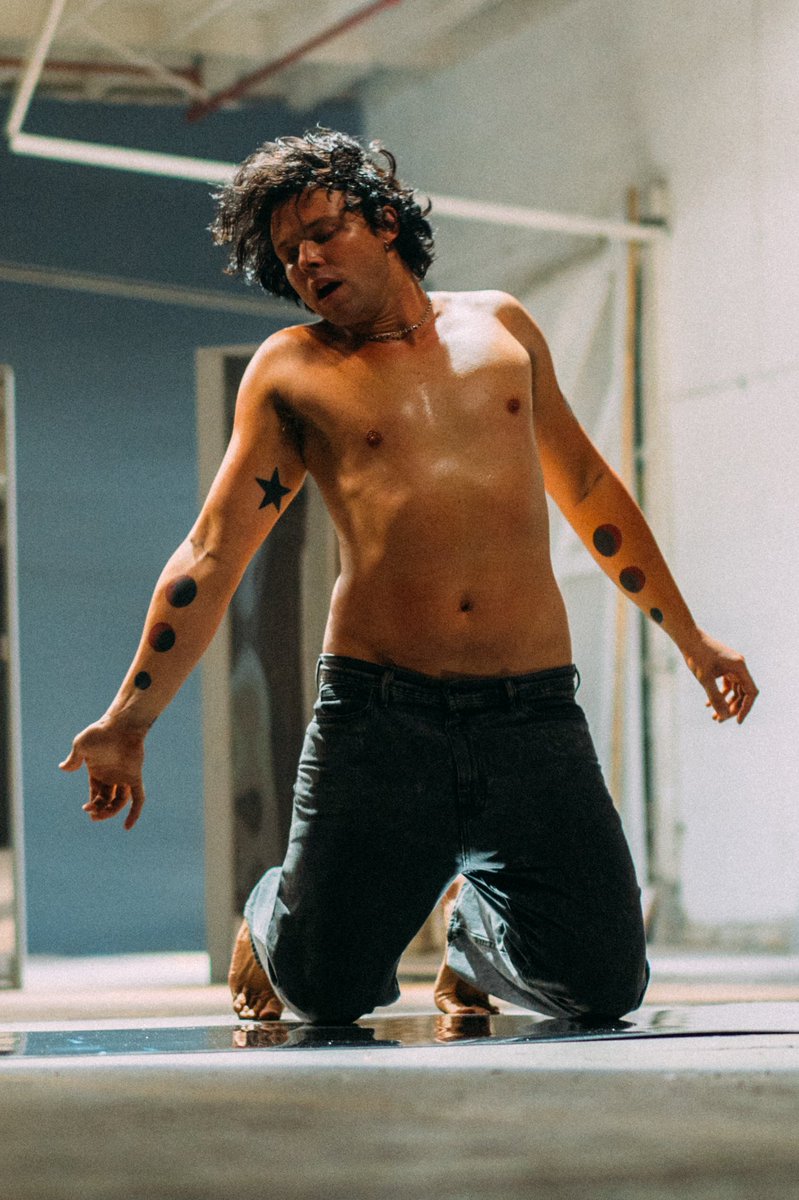 Ashton5SOS's tweet image. Hey skinny skinny 
Don’t you think about the future 
Hey skinny skinny too bad 
Hey skinny skinny 
Stop your thinking bout tomorrow 
You’ll never make it like that 
(Too bad)