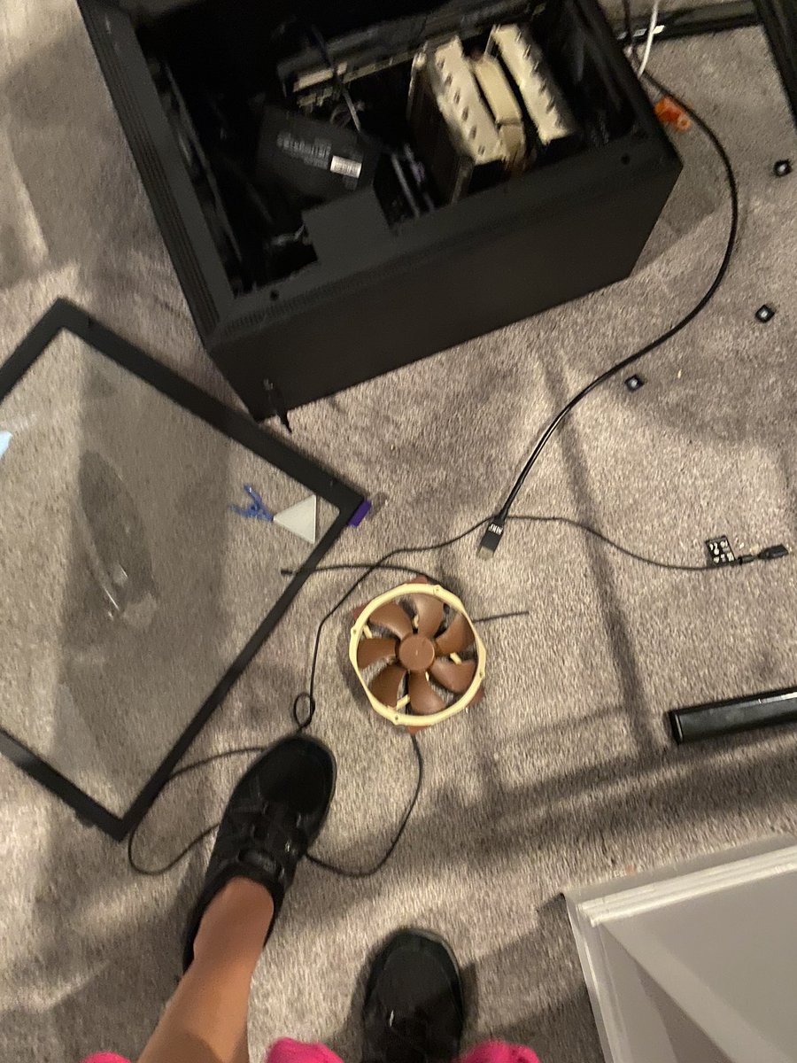 FluvaFN's tweet image. My alcoholic mom just destroyed my whole setup. Life is definitely not getting easier 😞