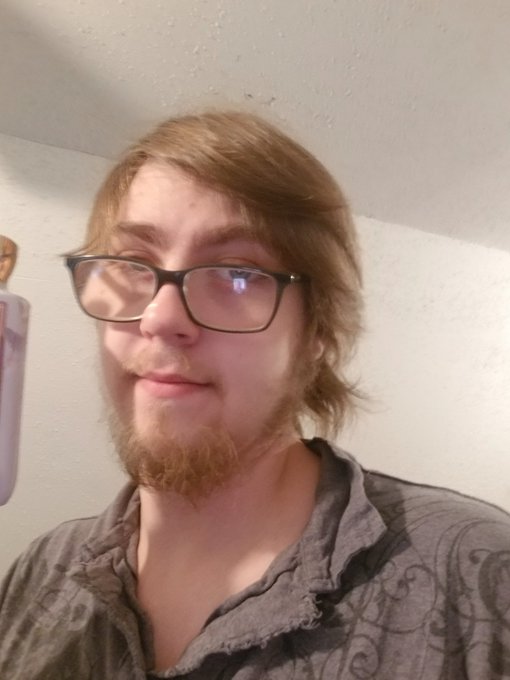 I'm live now on #chaturbate come hang out with me.  #horny #bdsm #nerdy #teen #bigdick https://t.co/