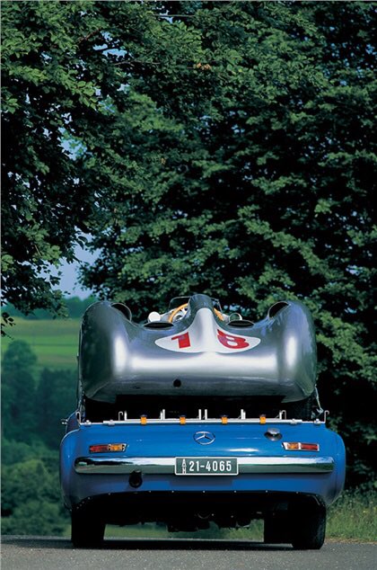 saef280's tweet photo. في الخمسينات قررت مرسيدس بناء شاحنة نقل غريبة الشكل ،  مبنية على هيكل 300SL Gullwing لمهمة واحدة فقط ،  نقل سيارات SLR Silver Arrow بشكل سريع عند الحاجه للإصلاح و الصيانة .

كانت أسرع ناقلة سيارات في العالم مزودة بنفس محرك 300SL سعة ثلاث لترات ستة اسطوانات . توقف انتاجها عام 1967 https://t.co/b4u2CdnnJf