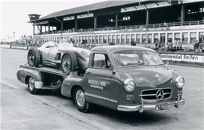 saef280's tweet photo. في الخمسينات قررت مرسيدس بناء شاحنة نقل غريبة الشكل ،  مبنية على هيكل 300SL Gullwing لمهمة واحدة فقط ،  نقل سيارات SLR Silver Arrow بشكل سريع عند الحاجه للإصلاح و الصيانة .

كانت أسرع ناقلة سيارات في العالم مزودة بنفس محرك 300SL سعة ثلاث لترات ستة اسطوانات . توقف انتاجها عام 1967 https://t.co/b4u2CdnnJf