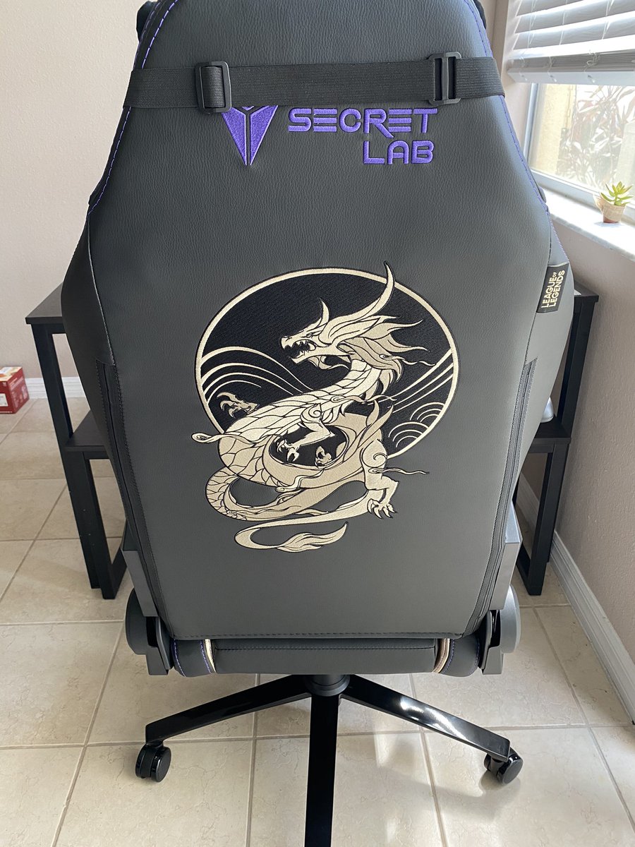 moth_bean_'s tweet photo. I just got and built my @secretlabchairs #OMEGAseries #KDA chair. Words can’t describe how happy i am with this chair. its now the most luxurious thing i own, it’s gorgeous. #Secretlab https://t.co/9kgldQKzG5