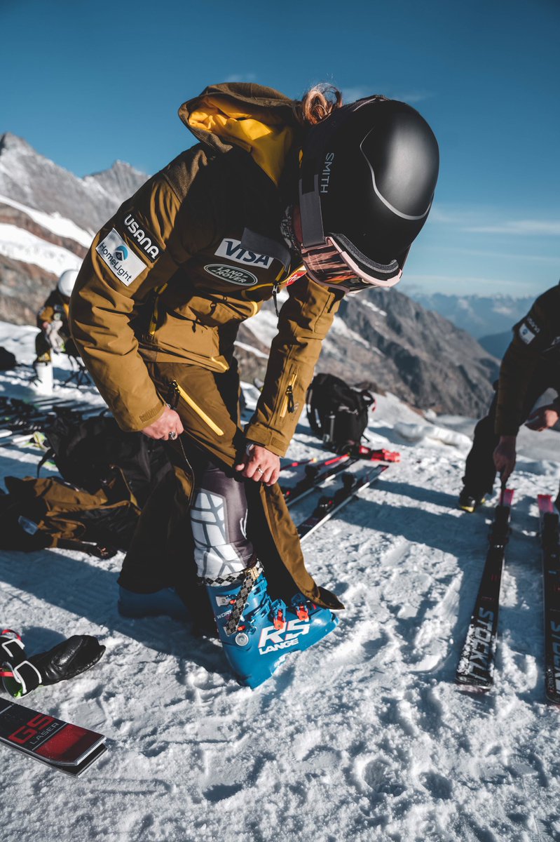 #Squad back in action.⚡️⚡️
The @LandRoverUSA U.S. Alpine Ski Team women’s speed team is loving the training at Saas Fee so that’s a big plus.🇨🇭
📷: Ryan Mooney